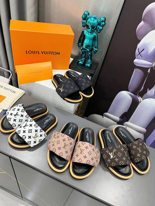 工厂价 Louis Vuitton 路易威登 春夏最新爆款魔术贴系列 情侣款厚底拖鞋 代购级别稀品上新 T 鞋面：Lv进口5D打印花布，牛皮内里 大底：原版开模